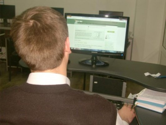 Mangaliot cercetat pentru utilizarea unui sistem de operare fără licenţă
